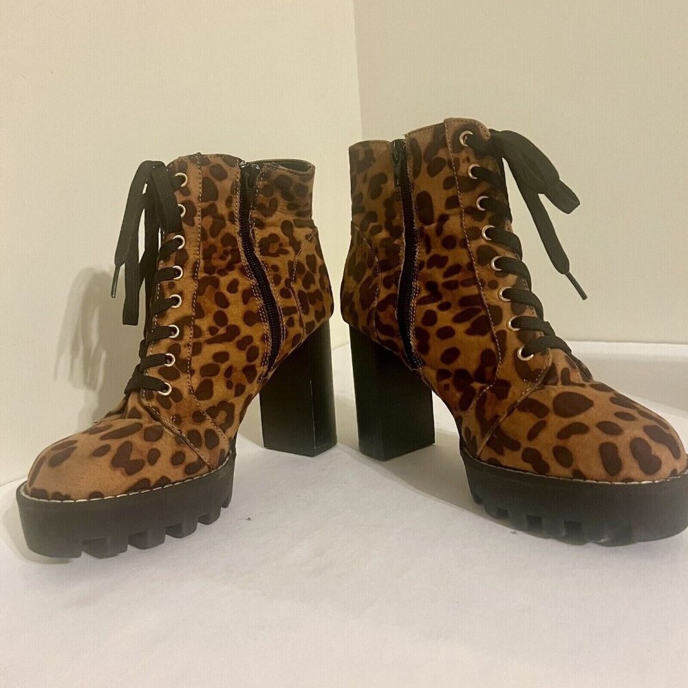 Bamboo Womens Platform Chunky Heel Boots Sz 8.5 Chunky Leopard Print Lace Up - Picture 3 of 9